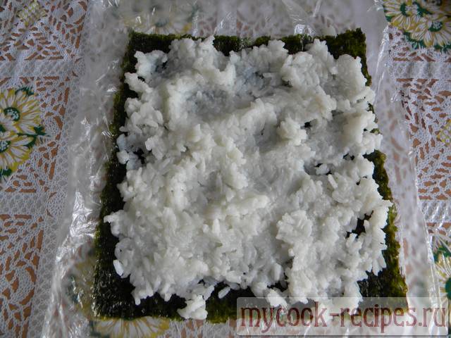 Accurately spread out on a leaf a rice layer Accurately spread out on a leaf a rice layer