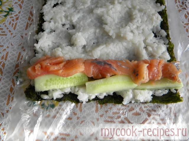 Fold a leaf with the prepared stuffing Fold a leaf with the prepared stuffing