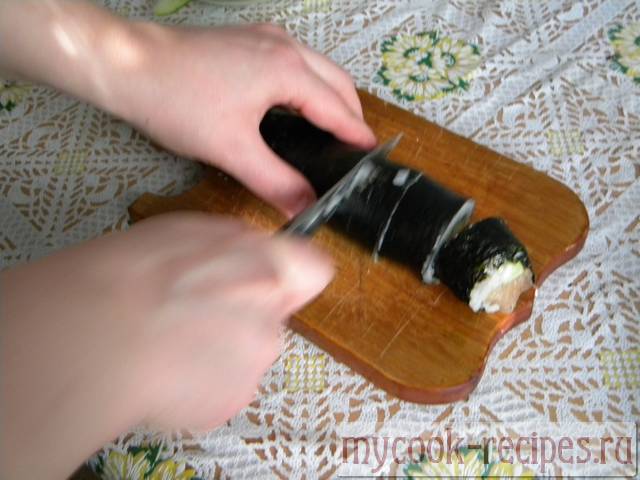 cut roll on some parts by means of a knife