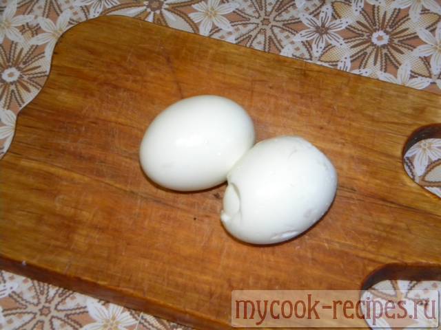 Два куриных яйца на разделочной доске Два куриных яйца на разделочной доске