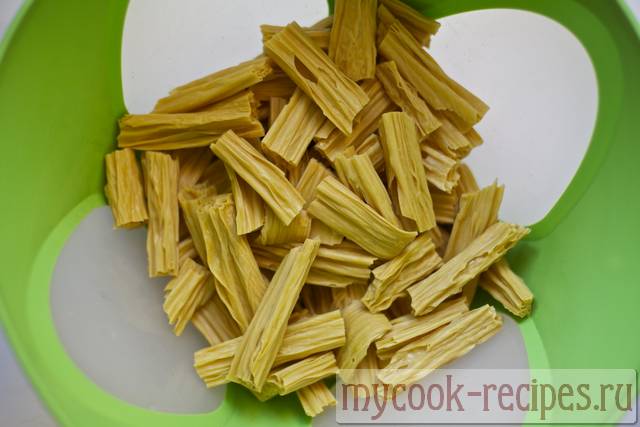 Cut tofu skin on small sticks Cut tofu skin on small sticks