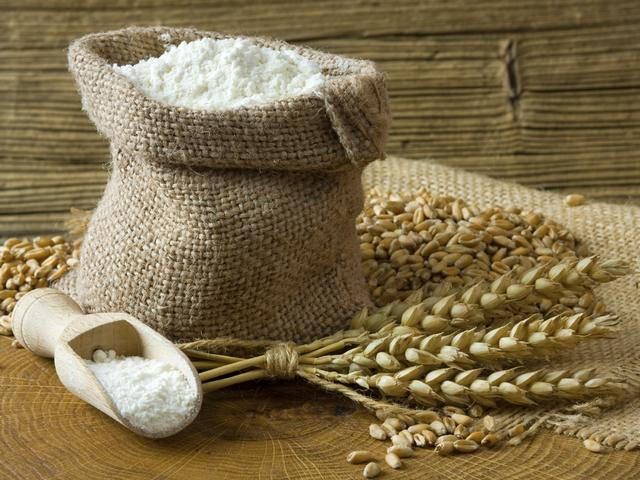 Пшеничная мука в мешке и колоски Пшеничная мука в мешке и колоски