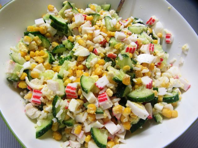 Крабовый салат из кукурузы и крабовых палочек