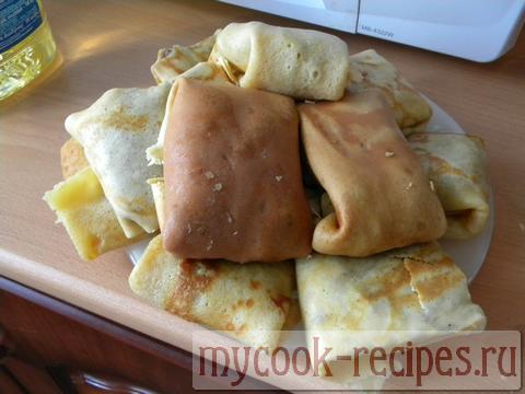 блины с мясной начинкой на тарелке