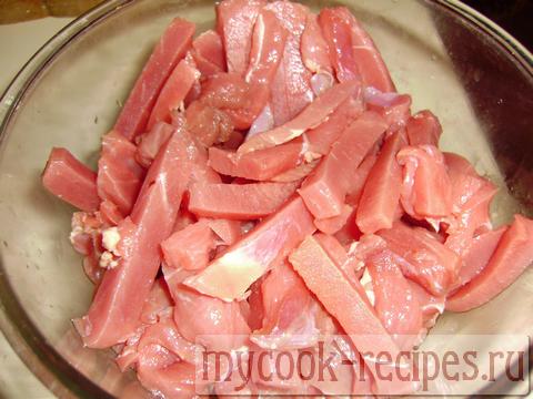 мясо, порезанное соломкой вдоль волокон мясо, порезанное соломкой вдоль волокон