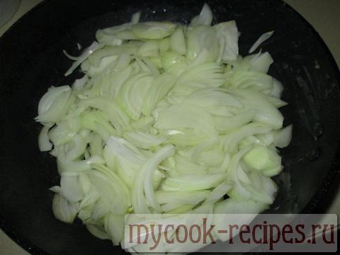 Лук, нашинкованный для жарки в сковородке Лук, нашинкованный для жарки в сковородке