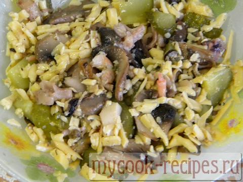 Салат из морских обитателей с огурцами, шампиньоны,